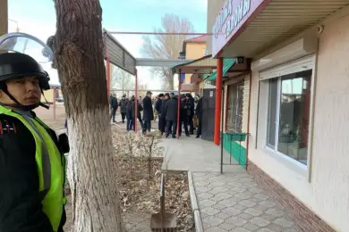 ЧП в Уральске: мужчина с гранатой удерживает заложника