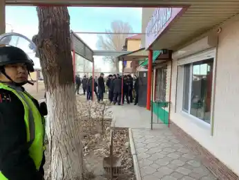 ЧП в Уральске: мужчина с гранатой удерживает заложника