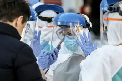 Надбавки медиков за лечение от COVID-19 платили другим людям