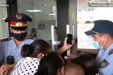 Многодетные мамы взяли штурмом акимат Талдыкоргана. Видео