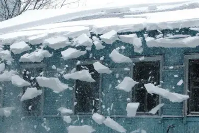 Сползший с крыши снег убил мужчину в Восточном Казахстане