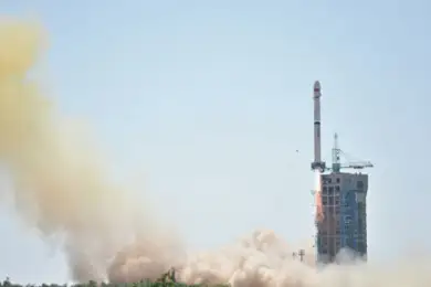 Китай вывел на орбиту три новых спутника