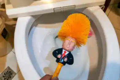 Ершик с изображением Дональда Трампа в Шанхае. © AFP 2020 / Str