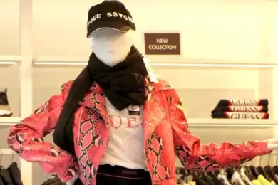 Не ночь в музее. Манекен оживает и неожиданно атакует посетителей. Видео