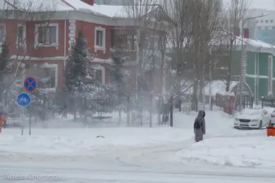 Все трассы Нур-Султана закрыты, на улицах надо держаться подальше от столбов