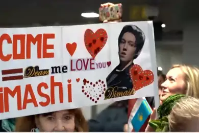 Димаша встретили в Риге казахской песней «Дайдидау»