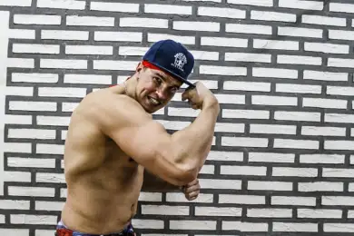 «Трижды стрелял в упор» — в Алматы пытались убить короля воркаута. Видео