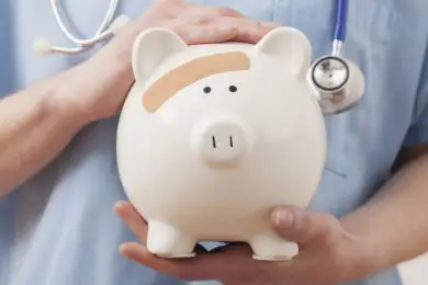 Названа сумма обязательных отчислений в Фонд соцмедстрахования