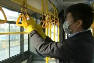 В регионах начали дезинфицировать автобусы, обрабатывать вагоны