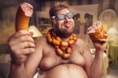 Ни грамма больше — как безопасно есть колбасу объяснили врачи