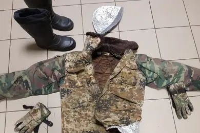 Оригинал: узбек пересек границу задом наперед в одежде из фольги