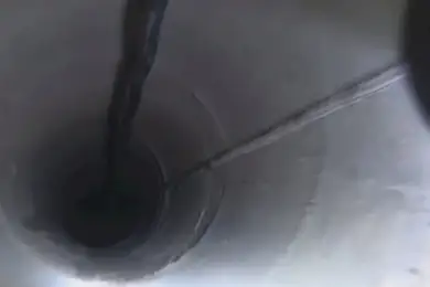 Подросток вытащил живой девочку, упавшую в 30-метровый колодец