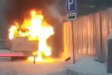 Маршрутный автобус сгорел в аэропорту Нур-Султана