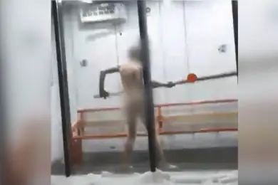 Голый мужчина устроил битву на теплой остановке Нур-Султана