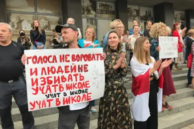 Акция поддержки учителей прошла в Минске в ответ на совет Лукашенко