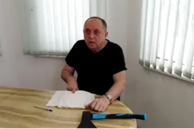 Казахстанец отрубил палец, протестуя против судебной системы