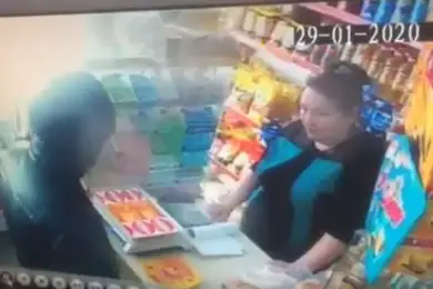 Бесстрашная продавщица поколотила грабителя магазина в Балхаше