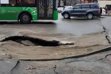 Оживленный перекресток в Алматы провалился. Видео