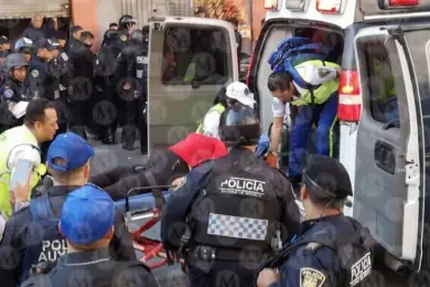 Мужчина справил нужду и застрелил недовольных в Мексике рядом с дворцом Президента страны