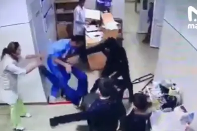 В ход пошли костыли. Пациент подрался с доктором