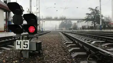 «Ты не рожаешь сына». Мать бросилась под поезд с тремя детьми. Подробности