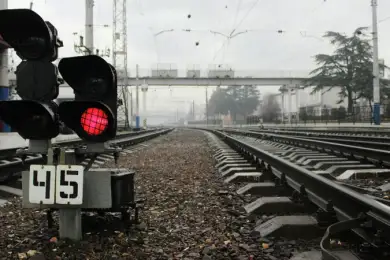 «Ты не рожаешь сына». Мать бросилась под поезд с тремя детьми. Подробности