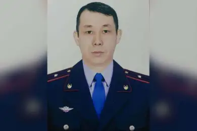 Токаев наградил полицейского, прыгнувшего с 13-го этажа