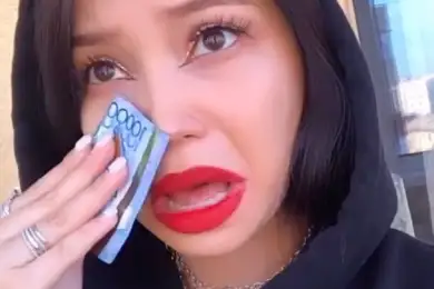 Сморкается в тенговую купюру. Скандальное видео блогерши взорвало Казнет