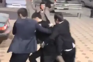 Похищение девушки в Арыси попало на видео, полиция ищет преступников