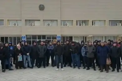 До 100 жанаозенцев пришли к акиму и потребовали трудоустройства в нефтяной сфере