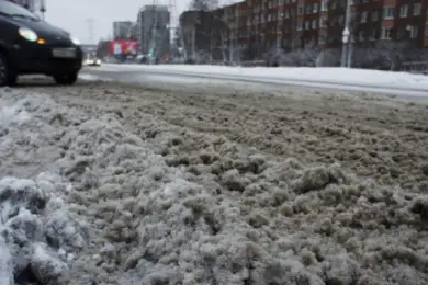 Снежная «каша» ожидает большую часть улиц Казахстана