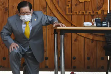 Глава секты на коленях попросил прощения у народа Южной Кореи