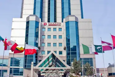 Здание бывшего отеля Ramada Plaza продадут с молотка