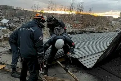 Павлодарский колледж лишился крыши из-за ураганного ветра