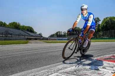 Гонщик из велокоманды «Astana» развозит продукты пожилым в Италии