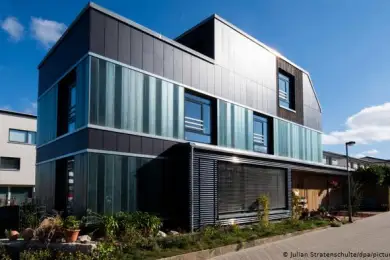 Красавец-коттедж из мусора построили в Германии