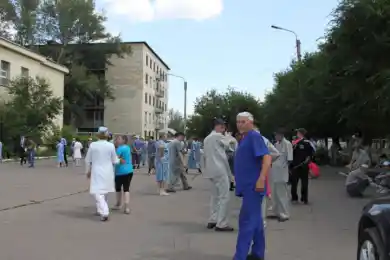 Душевнобольные на прогулке