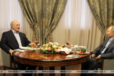 Ежегодно стоять на коленях негоже. Как батька Лукашенко с Путиным гутарил