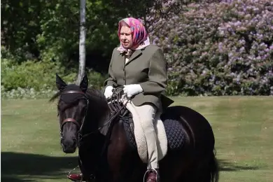 94-летняя королева Великобритании прокатилась на пони