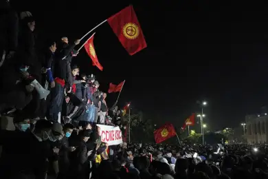 Горящий парламент протестующего Кыргызстана. Есть жертвы. Видео