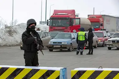 Пассажир авто ударил полицейского на блокпосту в Таразе