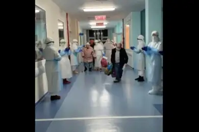 Победила COVID-19. Аплодисментами проводили 93-летнюю пациентку врачи Нур-Султана