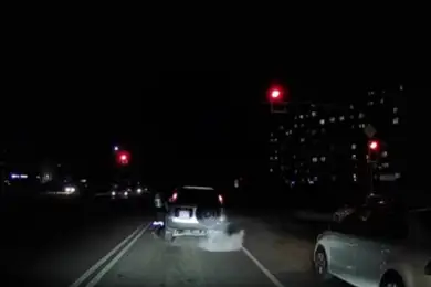 Полицейский разбил окно авто и остановил пьяного водителя на улице в Нур-Султане