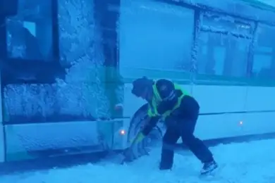 Полиция Нур-Султана попросила жителей пересесть на автобусы