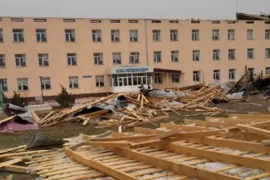 Шквальным ветром сорвало крышу школы в Казахстане