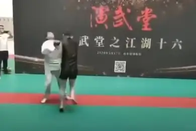 Мастер ушу за 30 секунд получил нокаут от бойца-любителя