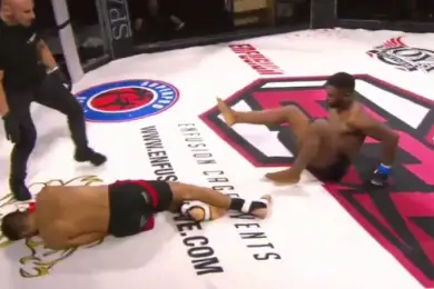 Бойцы MMA синхронно отправили друг друга в нокдаун 