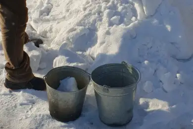 Кастрюльная вода. Сельчане топят снег, чтобы добыть воду. Видео