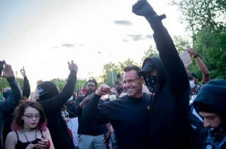 кадр из видео