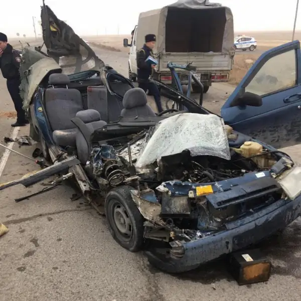 Вскрыло как консерву: авто столкнулось с трактором на трассе Жанаозен-Кызылсай